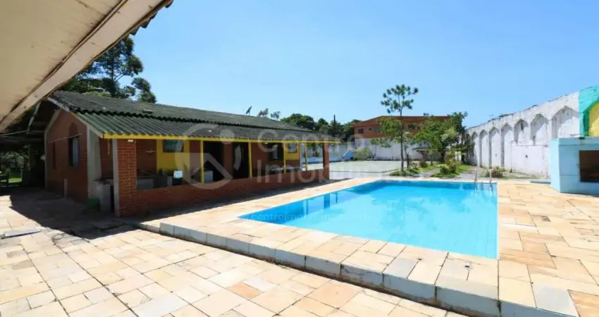 CASA à venda com piscina e 4 quartos em Peruíbe, no bairro Estancia Antonio Novaes