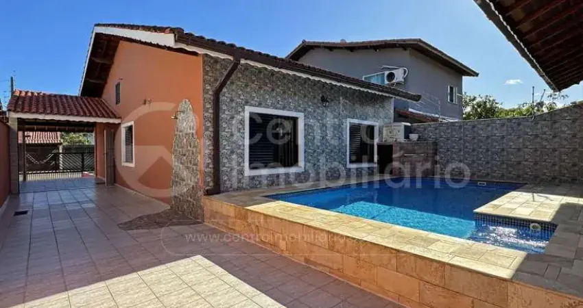 Casa à venda com piscina e 3 quartos em peruíbe, no bairro jardim três marias