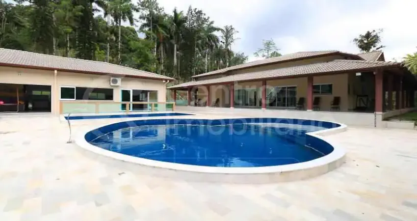 Casa à venda com piscina e 6 quartos em peruíbe, no bairro bananal