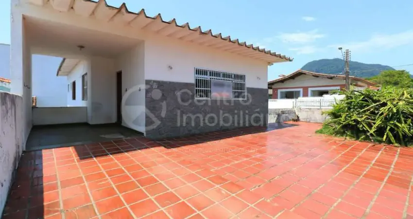 CASA à venda com 3 quartos em Peruíbe, no bairro Centro