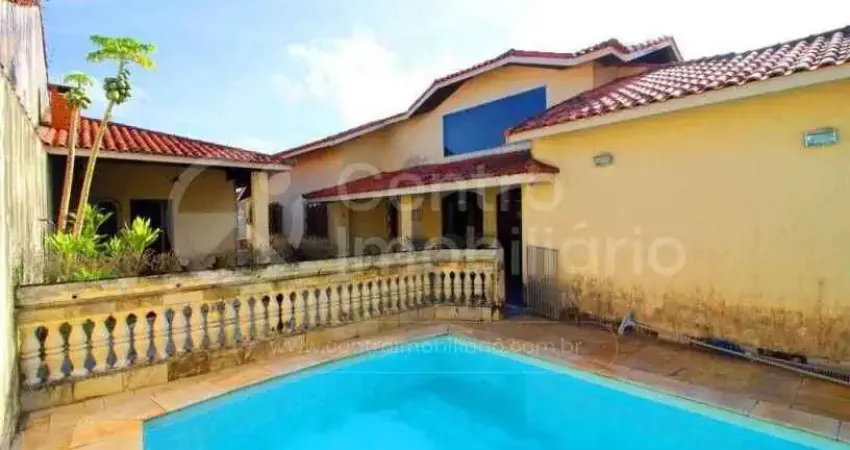 Casa à venda com piscina e 4 quartos em peruíbe, no bairro maria h novaes