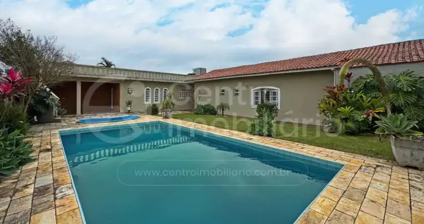CASA à venda com piscina e 3 quartos em Peruíbe, no bairro Balneario Sao Joao Batista