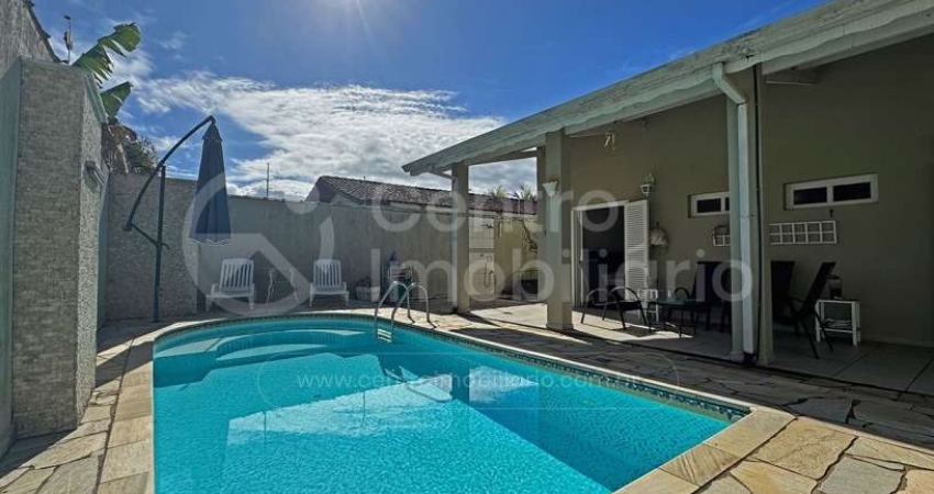 CASA à venda com piscina e 4 quartos em Peruíbe, no bairro Jardim Três Marias