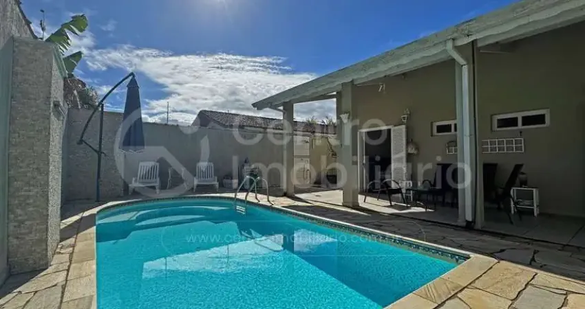 Casa à venda com piscina e 4 quartos em peruíbe, no bairro jardim três marias