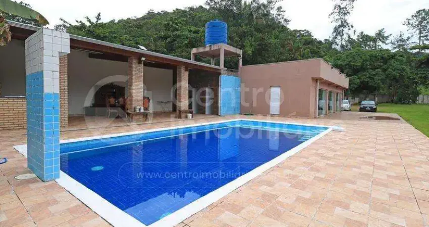 Casa à venda com piscina e 3 quartos em peruíbe, no bairro bananal