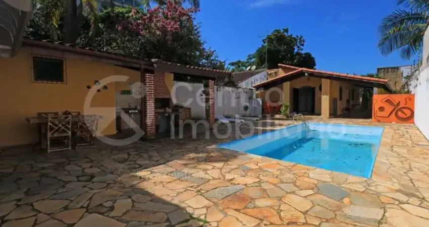 Casa à venda com piscina e 3 quartos em peruíbe, no bairro centro