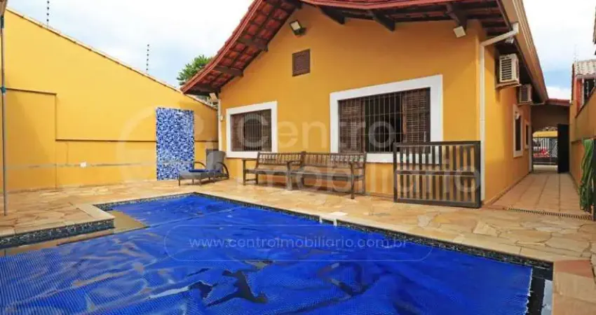 Casa à venda com piscina e 3 quartos em peruíbe, no bairro jardim beira mar