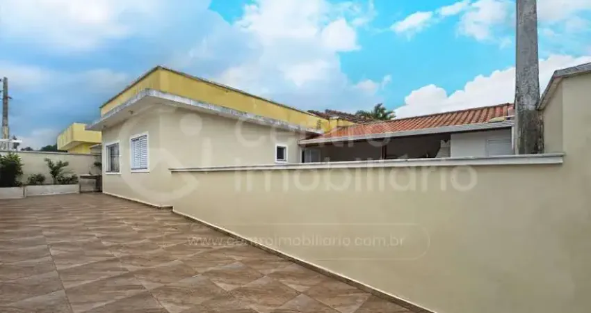 Casa à venda com piscina e 2 quartos em peruíbe, no bairro vila romar