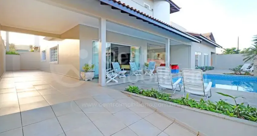 Casa à venda com piscina e 4 quartos em peruíbe, no bairro estancia sao jose