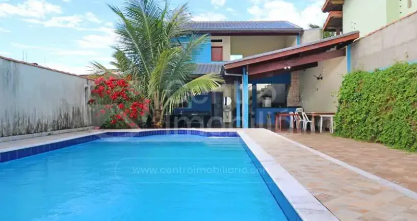 Casa à venda com piscina e 2 quartos em peruíbe, no bairro belmira novaes