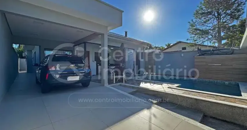 CASA à venda com piscina e 3 quartos em Peruíbe, no bairro Jardim Três Marias