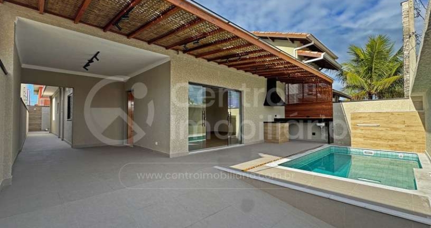 CASA à venda com piscina e 3 quartos em Peruíbe, no bairro Parque Balneario Oasis
