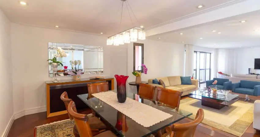 Apartamento para venda possui 272 metros quadrados com 5 quartos em Campo Belo - São Paulo - SP