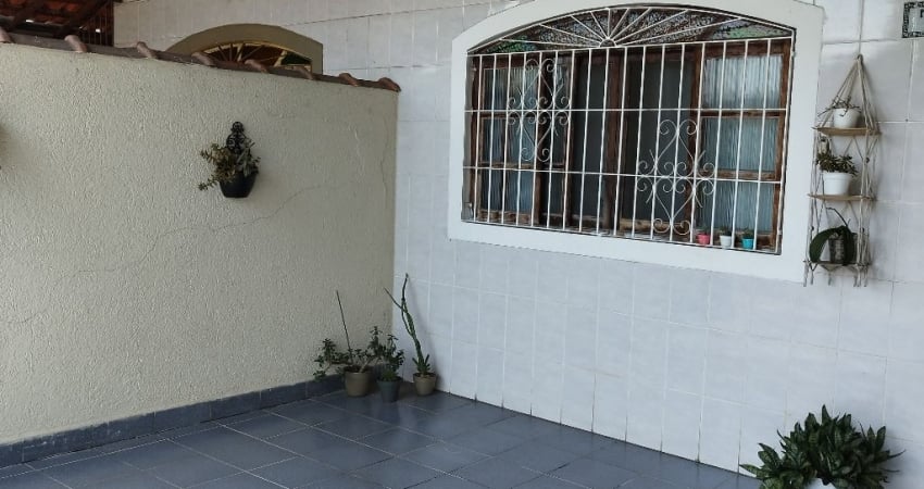 Casa Geminada! 2 Dormitórios 1 Suíte! Ótima Localização