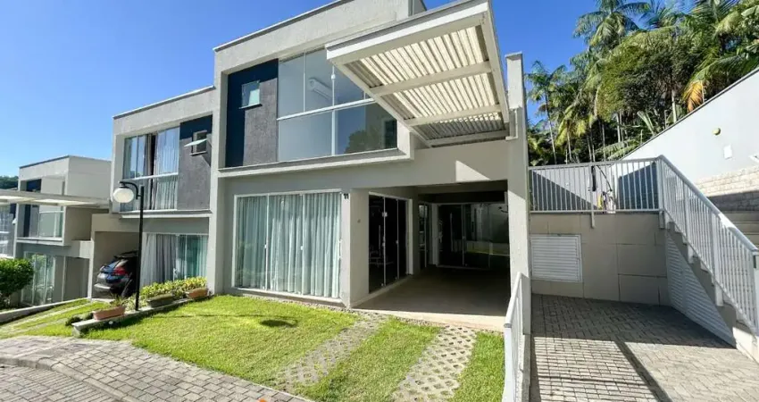 Sobrado com 3 dormitórios à venda, 157 m² por R$ 690.000,00 - Água Verde - Blumenau/SC