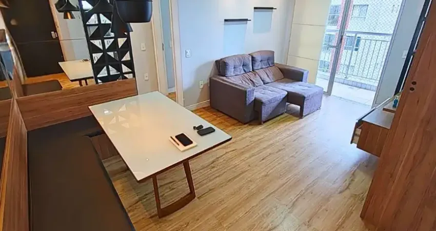 Reformado e andar alto - 2 quartos, semi-mobiliado, financia