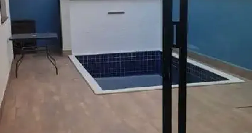 Casa com 3 suítes em condomínio, piscina e 4 vagas de garagem.