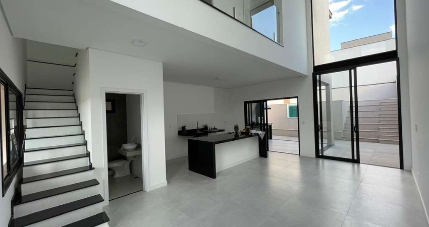 Luxuosa casa em condomínio à venda em Indaiatuba-SP, no bairro Loteamento Park Gran Reserve. 3 quartos, 3 suítes, 2 salas, 4 banheiros, 4 vagas de garagem, 228 m² de área. Venha conferir!