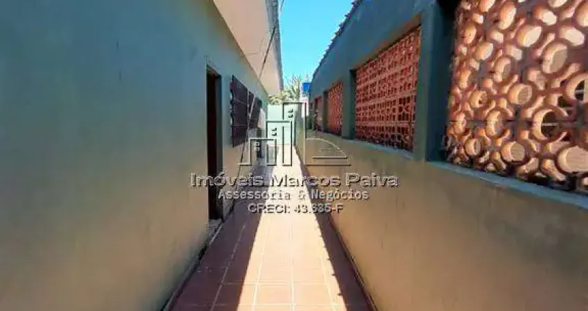 Casa com 2 dormitórios, ótima localização.