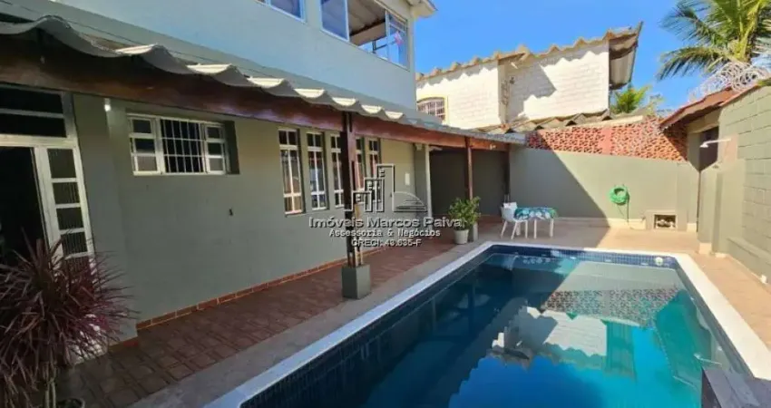 Casa beira-mar com 4 dormitórios + piscina + salão de jogos.
