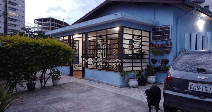 Casa a 50m do mar! Ótima localização!