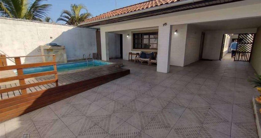 Linda casa de frente para a praia.... 
Otima localizaçao