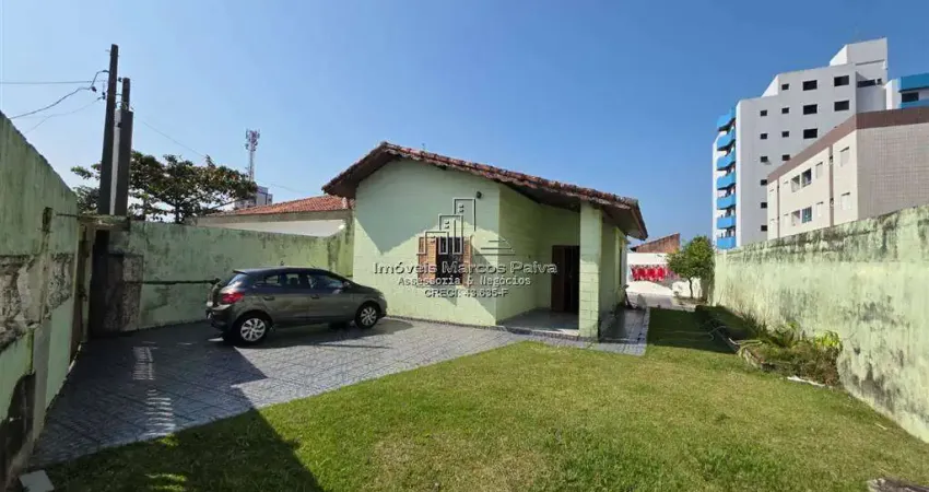 Casa com amplo terreno a apenas 100 metros da praia, em localização privilegiada!