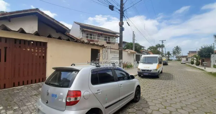 Casa lado praia 2 dormitórios, sendo 1 suíte, ótima localização.
