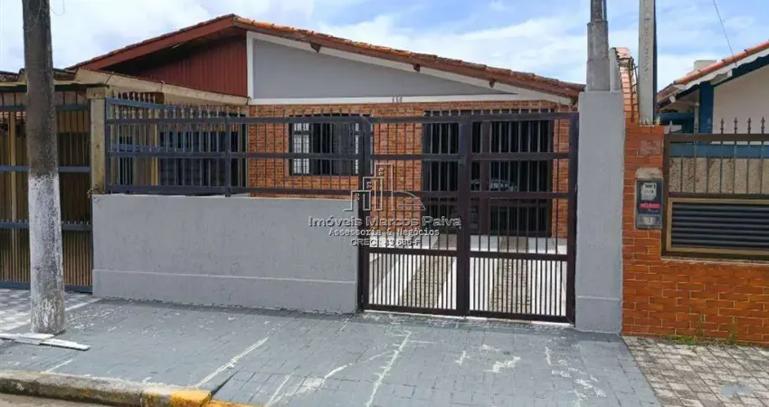 Ótima casa 2 dormitiórios em ótima localização, 100mts da praia e comercio.