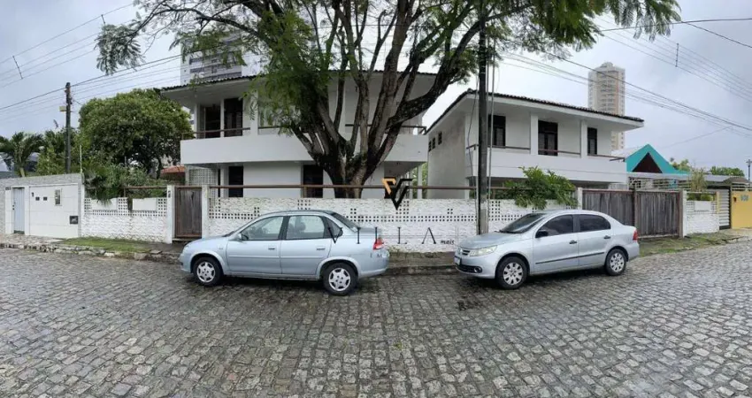 Casa Espetacular 1° andar Semimobiliada com 6 dormitórios, 5 salas, cozinha americana e varanda ampla à venda, 720 m² por R$ 1.800.000