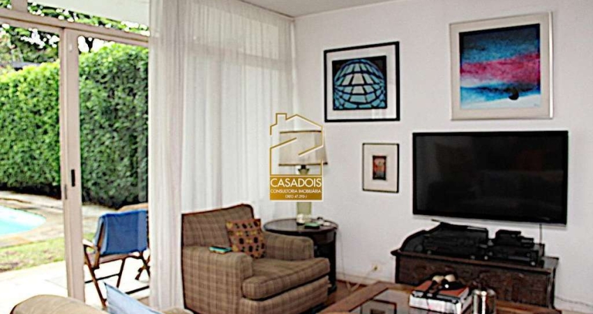 Casa de Alto Padrão &#224; Venda com 4 Quartos e 4 Vagas no Alto de Pinheiros - SP, em Rua Arborizada e Tranquila