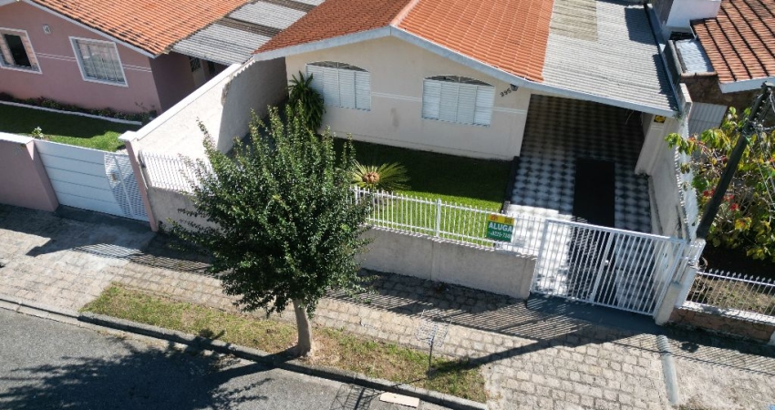 Casa com 3 quartos para alugar na Rua dos Bandeirantes, 295, Guabirotuba, Curitiba