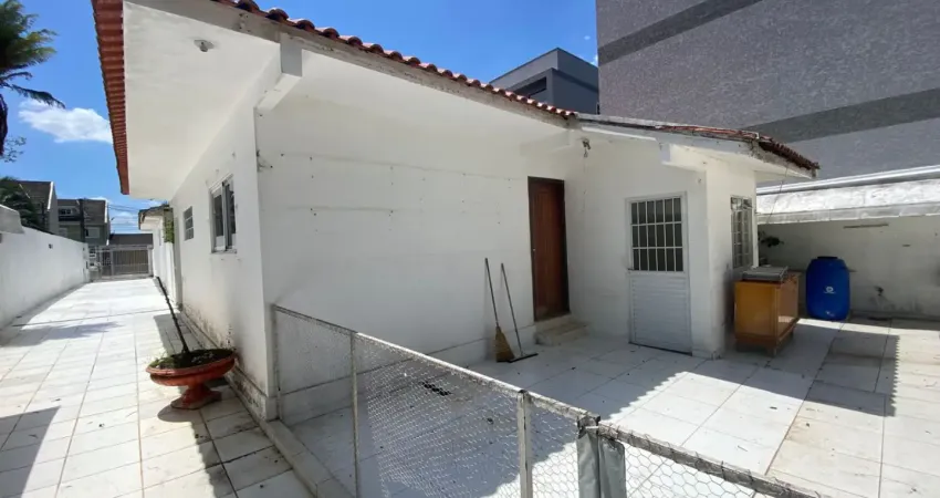 Casa reformada com 2 quartos, 1 banheiro, cozinha mobiliada, quintal gramado e garagem para 3 carros – bairro tranquilo