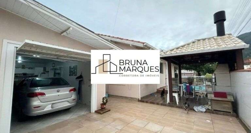 Casa de esquina e com piscina!