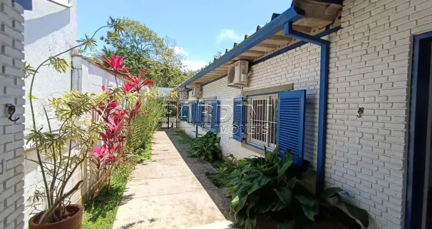 EXCELENTE CASA À VENDA EM CONDOMÍNIO NA PRAIA DAS TONINHAS EM UBATUBA