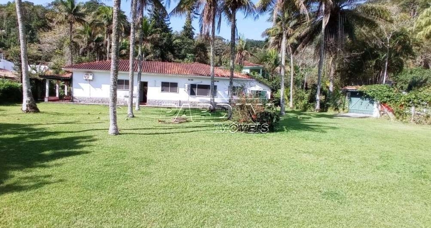 Excelente localização casa perto do mar, com uma excelente área, entre as praias da Sununga e Lázaro em Ubatuba!