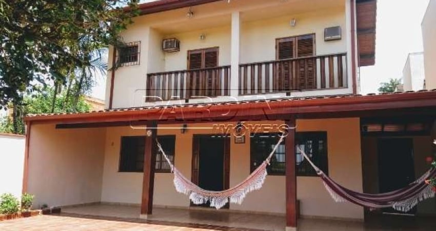Ampla casa assobradada a 400 metros da orla na praia do Itaguá em Ubatuba!