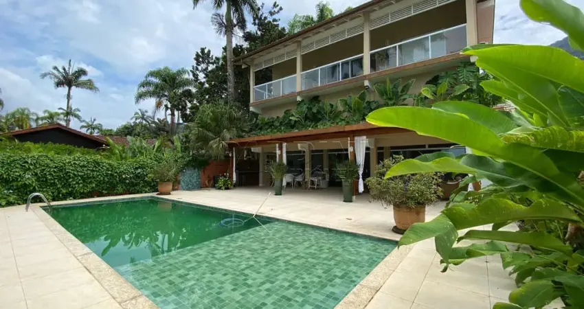 Casa de temporada pé na areia com 7 suítes, piscina e espaço gourmet, na praia do lázaro em ubatuba!