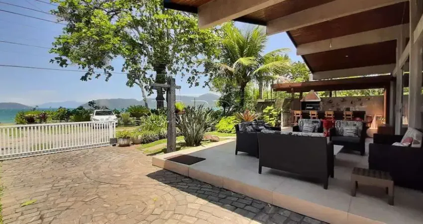 Casa de temporada em condomínio, frente ao mar, com 6 suítes e varanda gourmet, na praia do lázaro em ubatuba!
