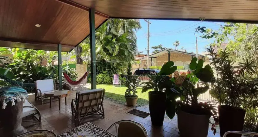 Casa em condomínio com 4 suítes e espaço gourmet na praia do lázaro em ubatuba!