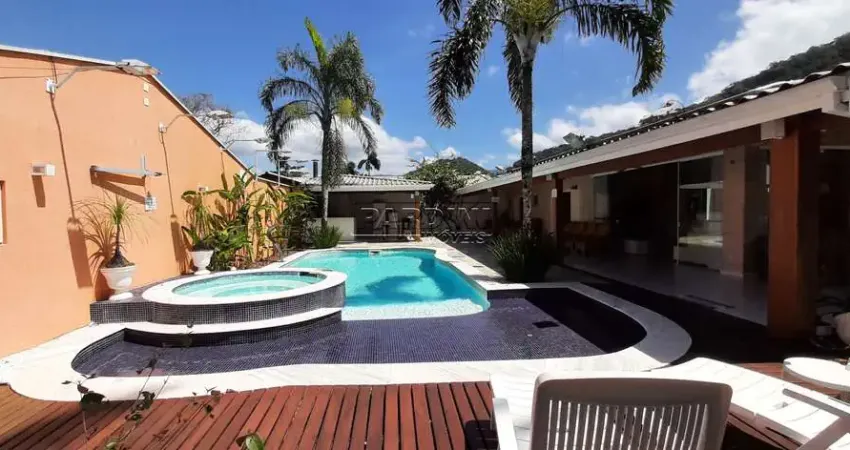 Casa clean em condomínio, com piscina, espaço gourmet, ampla varanda, na praia do lázaro em ubatuba!