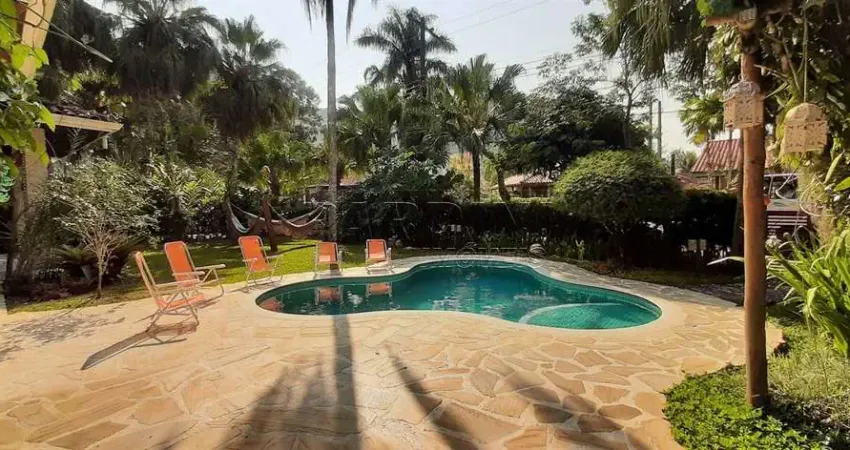 Casa de temporada em condomínio com piscina e espaço gourmet, a 130 metros da praia do lázaro em ubatuba!