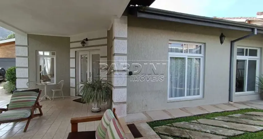 Excelente casa em condomínio com 4 suítes, varanda gourmet e piscina, na praia do lázaro em ubatuba!