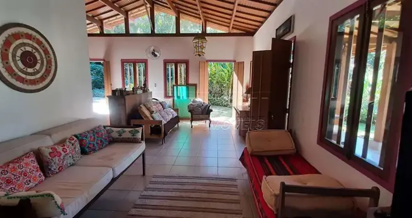 Linda residência em condomínio, com 5 dormitórios, a 150 metros do mar, na praia da Domingas Dias em Ubatuba!