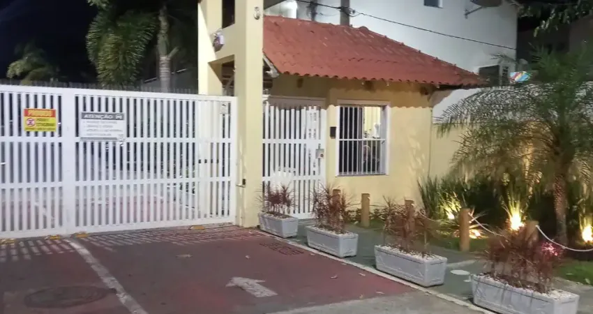 Linda casa dúplex. 2 qtos, varanda, quintal, condomínio fechado com segurança