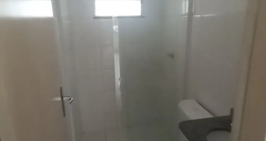 Linda casa dúplex. 2 qtos, varanda, quintal, condomínio fechado com segurança