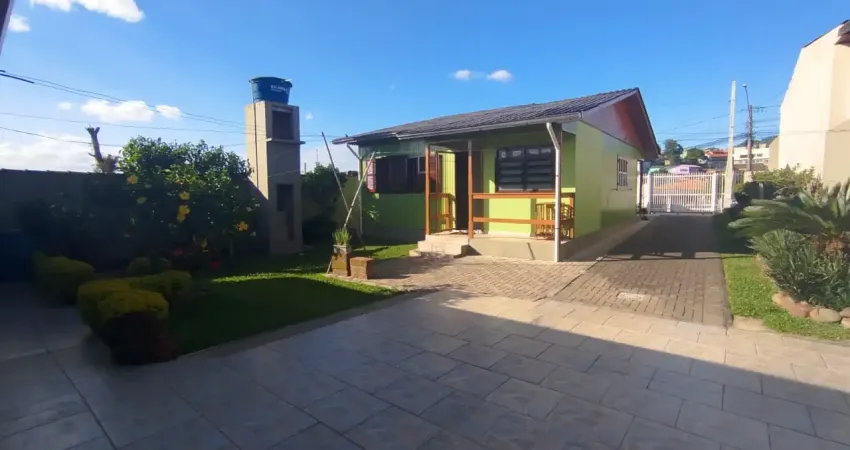 Casa com dois imóveis no mesmo terreno, espaço de sobra e excelente localização!