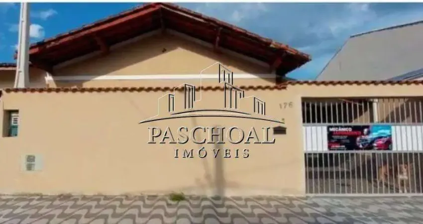 Casa com 2 quartos, 2 banheiro , vaga para 3 carros, com otima localizaçao.