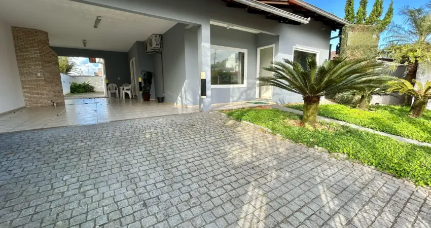 Casa com potencial comercial e residencial com 201 m2 privativos, com 7 ambientes, espaço gourmet e 392m2 de terreno.