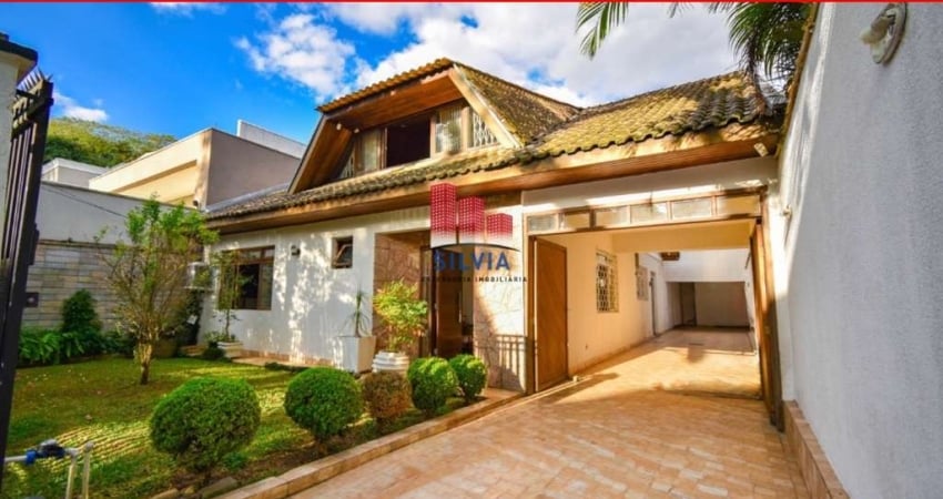 Maravilhosa residência no Água verde com 4 quartos sendo 3 suítes, área de festa com piscina e 5 vagas de garagem.